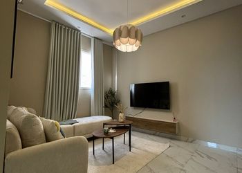 شقة بدخول ذاتي وصالة أنيقة 