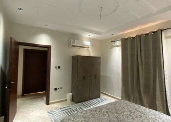 شقة بصالة أنيقة ودخول ذاتي