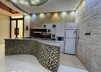 شاليه بصالة مطلة على المسبح 