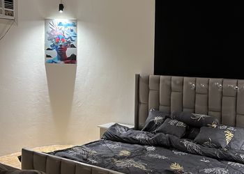 استديو بأثاث مريح وبسيط 