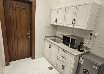 استديو بأثاث مريح وبسيط 