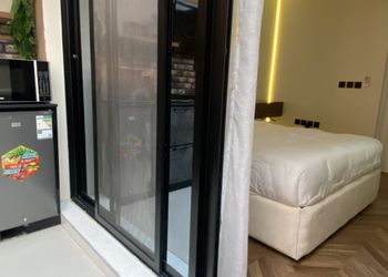 استديو بأثاث مريح وبسيط 