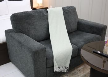 استديو بسرير ماستر وجلسه جانبيه