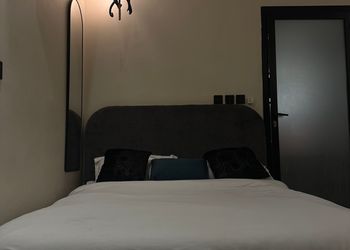 استديو لطيف بسرير ماستر وجلسة 