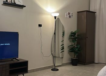 استديو بسرير ماستر وجلسة مريحة 