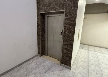 شقة بغرفة معيشة وغرفة نوم 