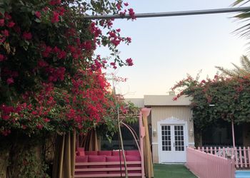 شالية بمجالس وفناء خارجي 