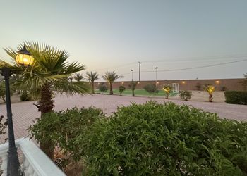 استراحة بمجلس واسع وفناء خارجي 