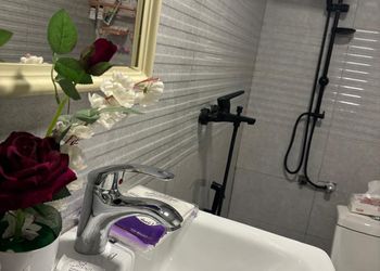 شقة بغرفة معيشة وغرفة نوم 
