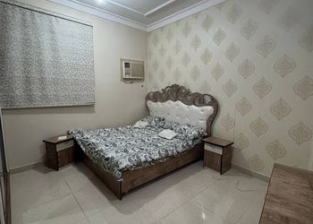 شقة بصالة جلوس وغرفتين نوم 