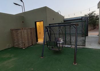 شاليه بمسطح اخضر وألعاب رمليه