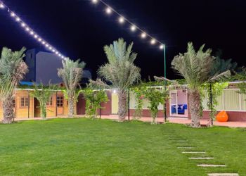 مزرعة بمسطح اخضر وبيت شعر