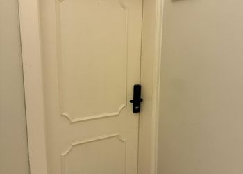استديو بأثاث مريح وبسيط 