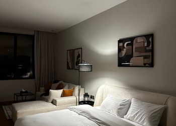 استديو بتصميم هادئ وسرير مريح