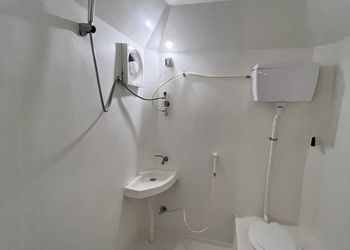 مخيم أنيق بملعب طائرة وحفرة مندي