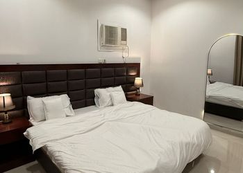 استديو بأثاث مريح وبسيط 