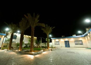 شاليه بمسطح اخضر وجلسة خارجية