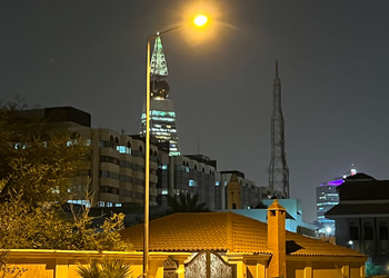 غرفة بسرير ماستر ودخول ذاتي 