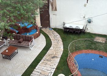 شاليه بجلسة خارجية على المسبح 