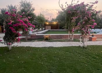 مزرعة بمسطح اخضر وجلسة خارجية 