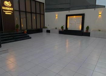 شاليه بصالة مطلة على المسبح 