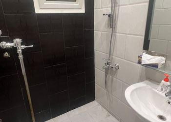 شاليه بمسطح اخضر وجلسة خارجية 