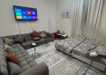 غرفة بسرير ماستر