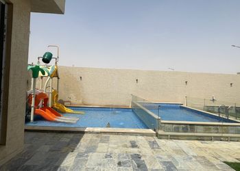 شاليه بمسطح اخضر والعاب مائية