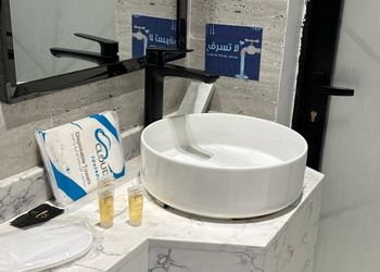 شقة بغرفة معيشة وغرفة نوم 