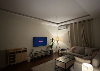 استديو بأثاث مريح وبسيط 
