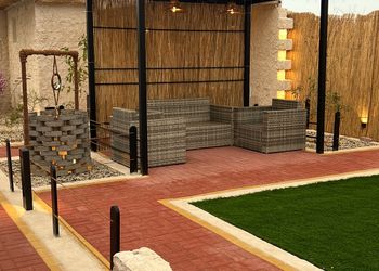 شاليه بمسطح اخضر وجلسة خارجية