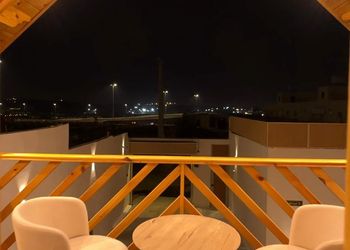 كوخ بصالة جلوس وجلسة خارجية 
