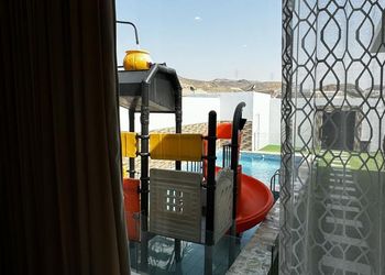 شاليه بألعاب أطفال ومسبح