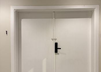 استديو بسرير ماستر وجلسة مريحة 