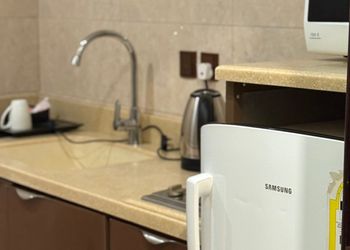 شقة بصالة جلوس وغرفتين نوم 