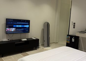 استديو بأثاث مريح وبسيط 