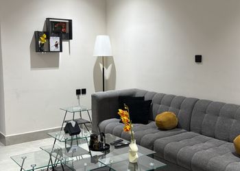 شقة بصالة أنيقة ودخول ذاتي