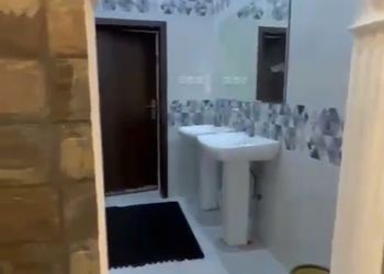 شاليه بمسطح اخضر وجلسة خارجية 