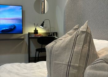 استديو بأثاث مريح وبسيط 