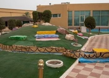 مسطح اخضر بملعب كره طائرة