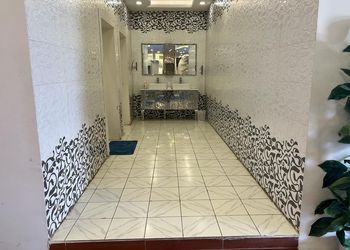 شاليه بمسطح اخضر وجلسة خارجية 