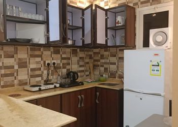 غرفة بسرير ماستر وأثاث مريح