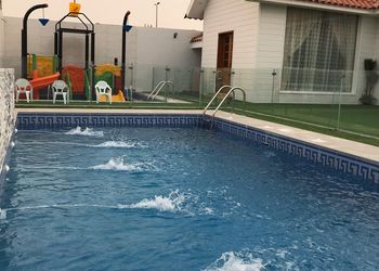 شاليه بمسطح اخضر ومسبح