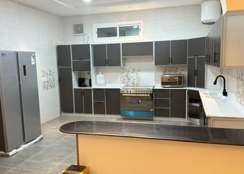 شقة بصالة وغرفتين نوم وبأثاث مريح