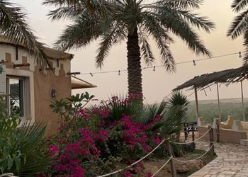 مزرعة بطابع تراثي ومسطحات خضراء