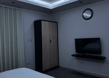 شقة بغرفة معيشة وغرفة نوم 