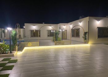 شاليه بجلسة خارجية على المسبح 