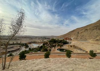 منتجع بأطلالة مميزة وأكواخ 