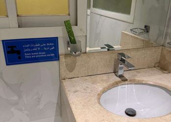 فيلا بمسبح وجلسة خارجية 