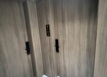 شقة بصالة أنيقة ودخول ذاتي